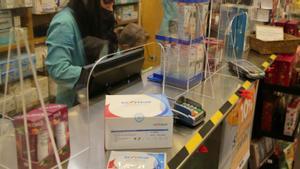 ¿Estàs a favor que es venguin tests d’antígens a la farmàcia sense recepta?