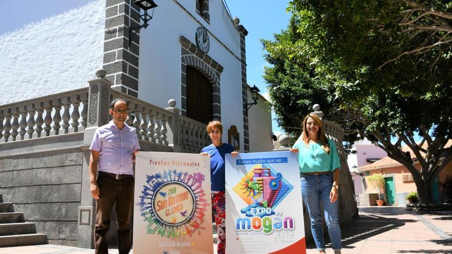 Ernesto Hernández, Onalia Bueno y Grimanesa Pérez con los carteles de Expo Mogán y Fiestas Patronales de San Antonio El Chico 2019 en la plaza Sarmiento y Coto.