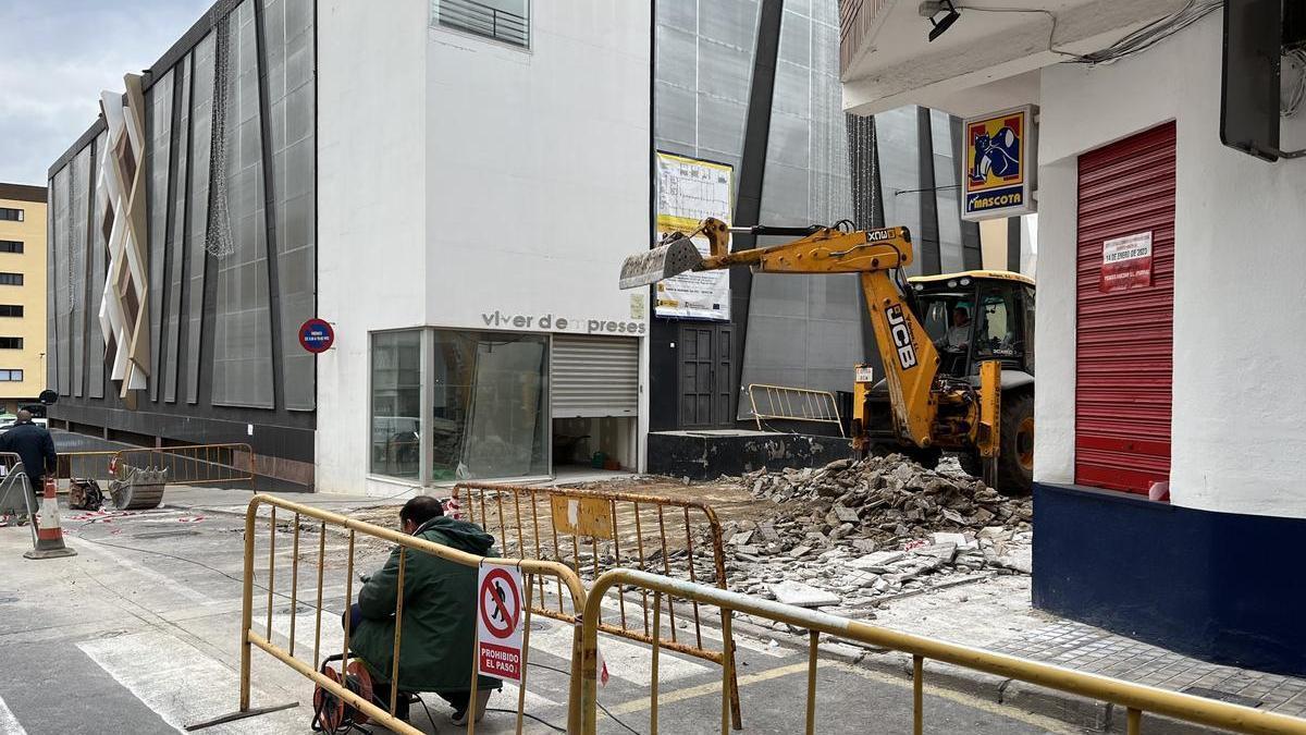 Los operarios ya trabajan en la obra de acceso al mercado de la Vall d'Uixó.