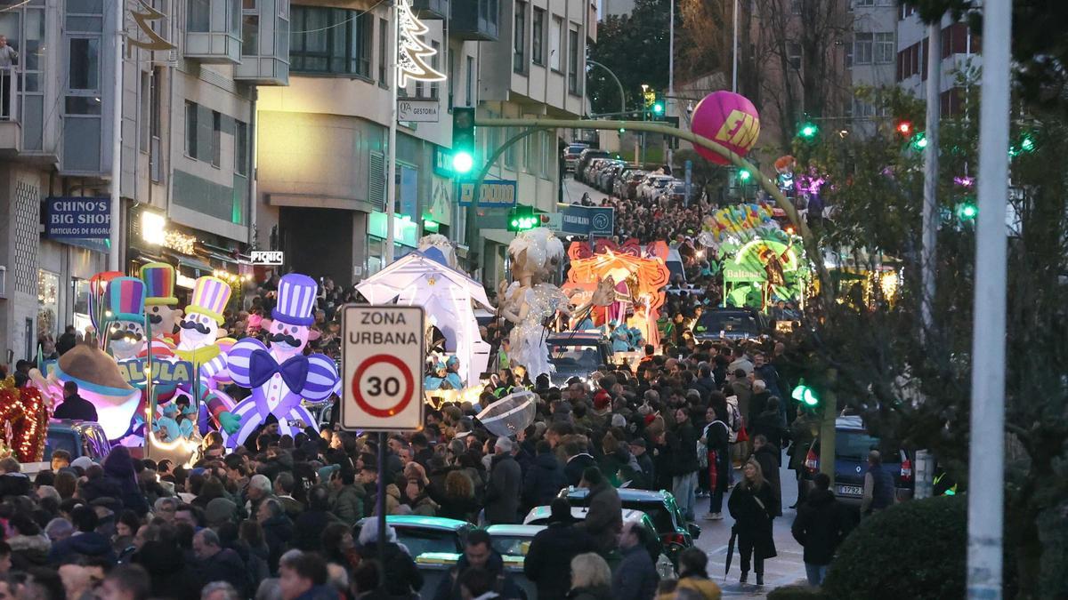 Arranque de la Cabalgata de Reyes de 2025 con Baltasar saludando