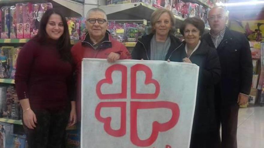 Miembros de Ciudadanos y Cáritas en la campaña.