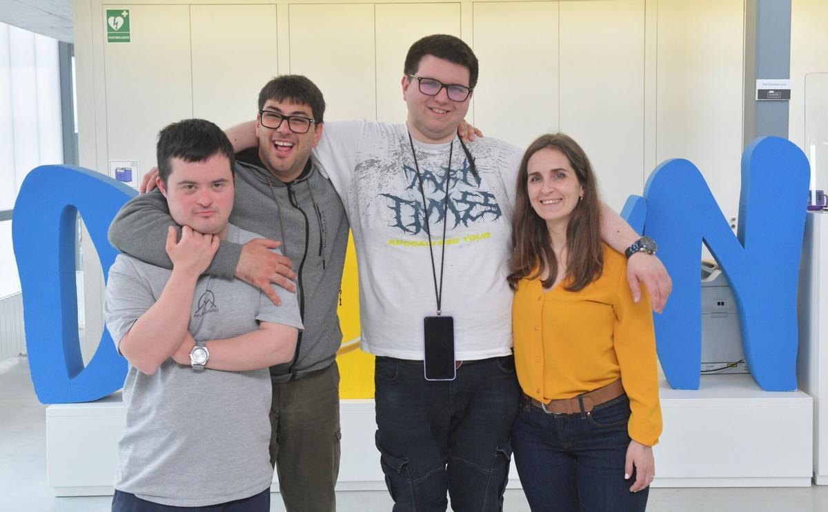 Pedro, Carlos y José Manuel con Laura Andrade, coordinadora de la área de vida adulta de Down Coruña