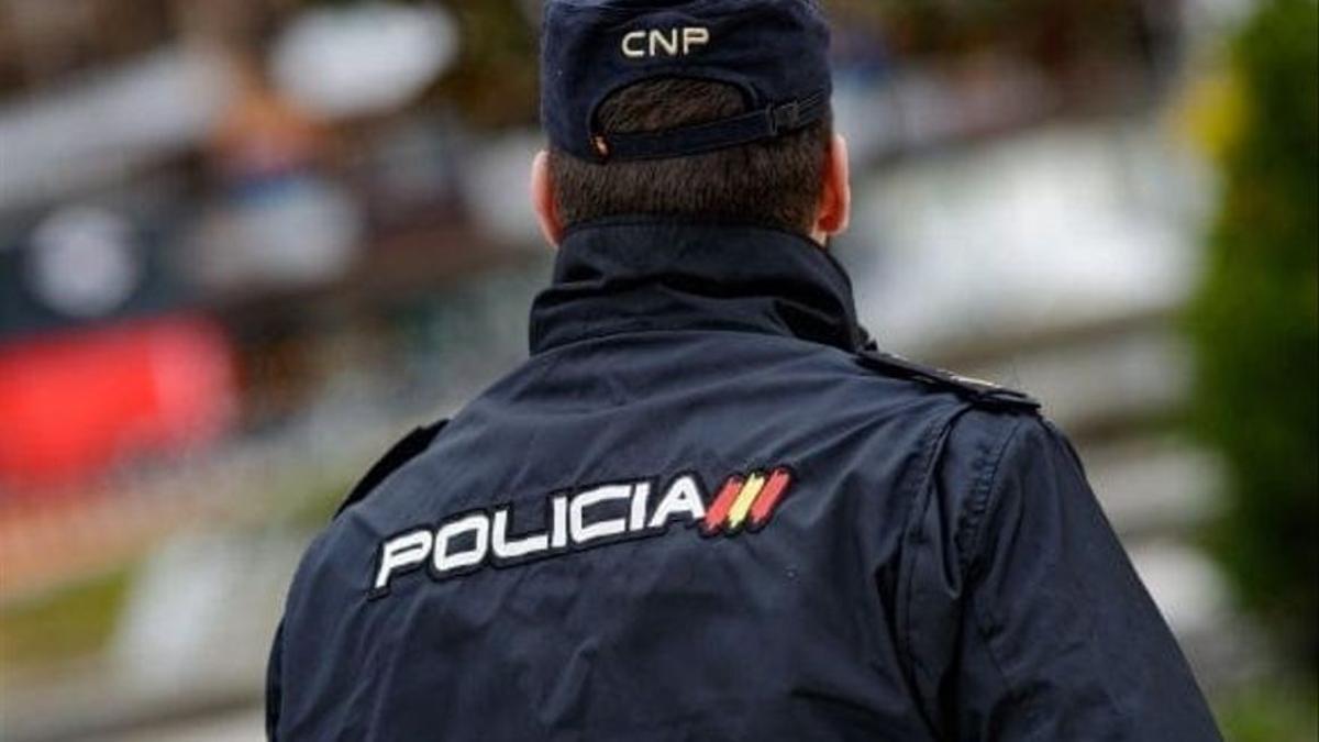 Un policía nacional.