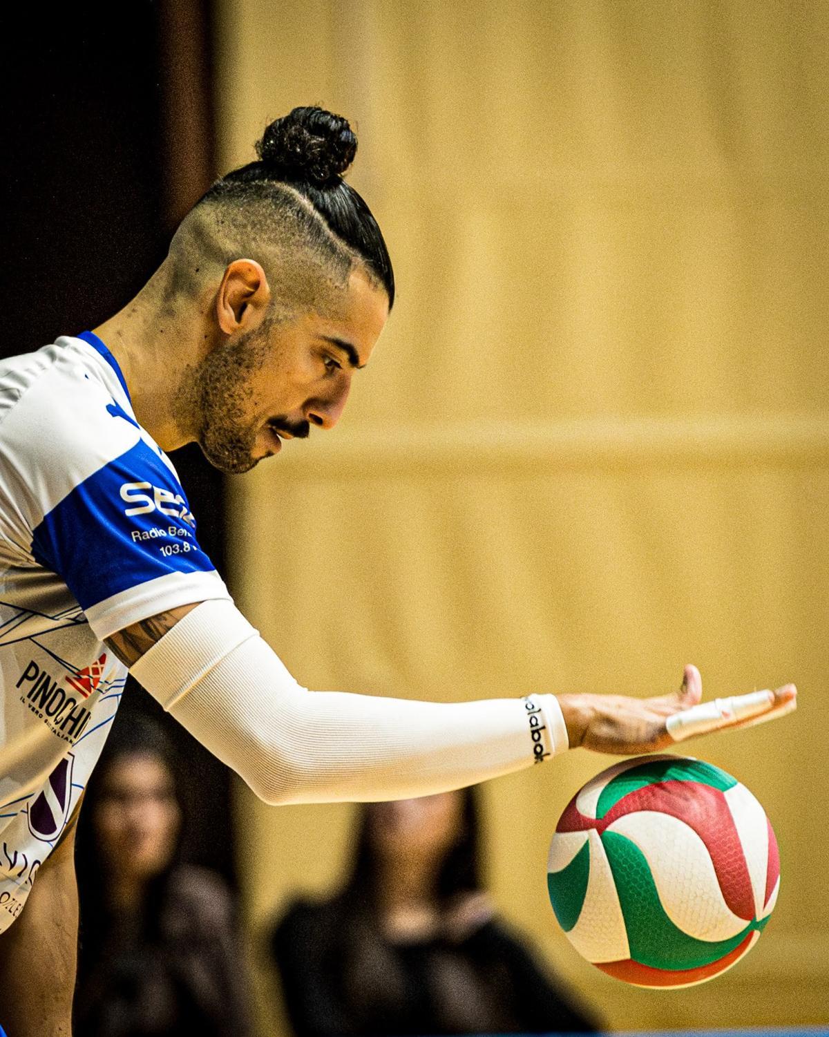Retuerto, con la pelota durante un partido de Servigroup Benidorm