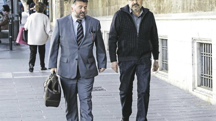 Pablo Escribá, derecha, con su abogado Santiago Fiol en los juzgados.