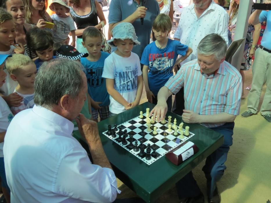 Anatoly Kàrpov inaugura un espai públic per a jugar escacs a Platja d''Aro