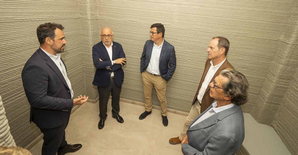 A la izquierda,  Lorenzo, junto a  Morales, Rodríguez, Hernández y Acosta en una sala del inmueble. | LP
