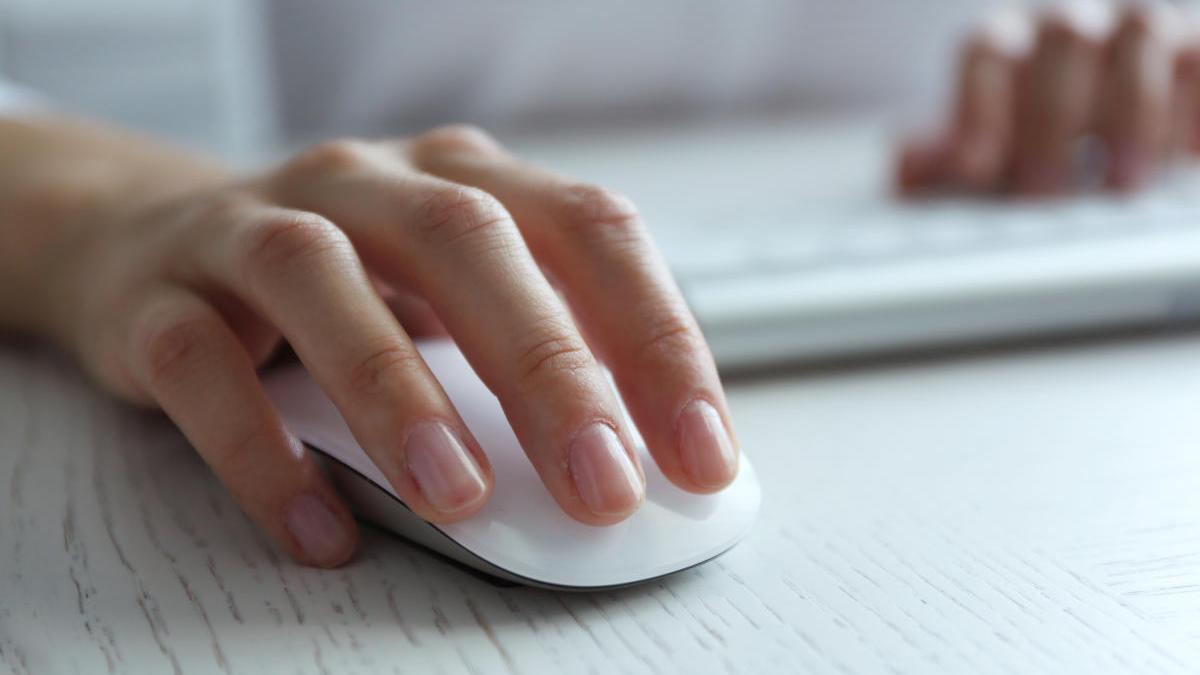 Una persona utiliza un ratón de ordenador
