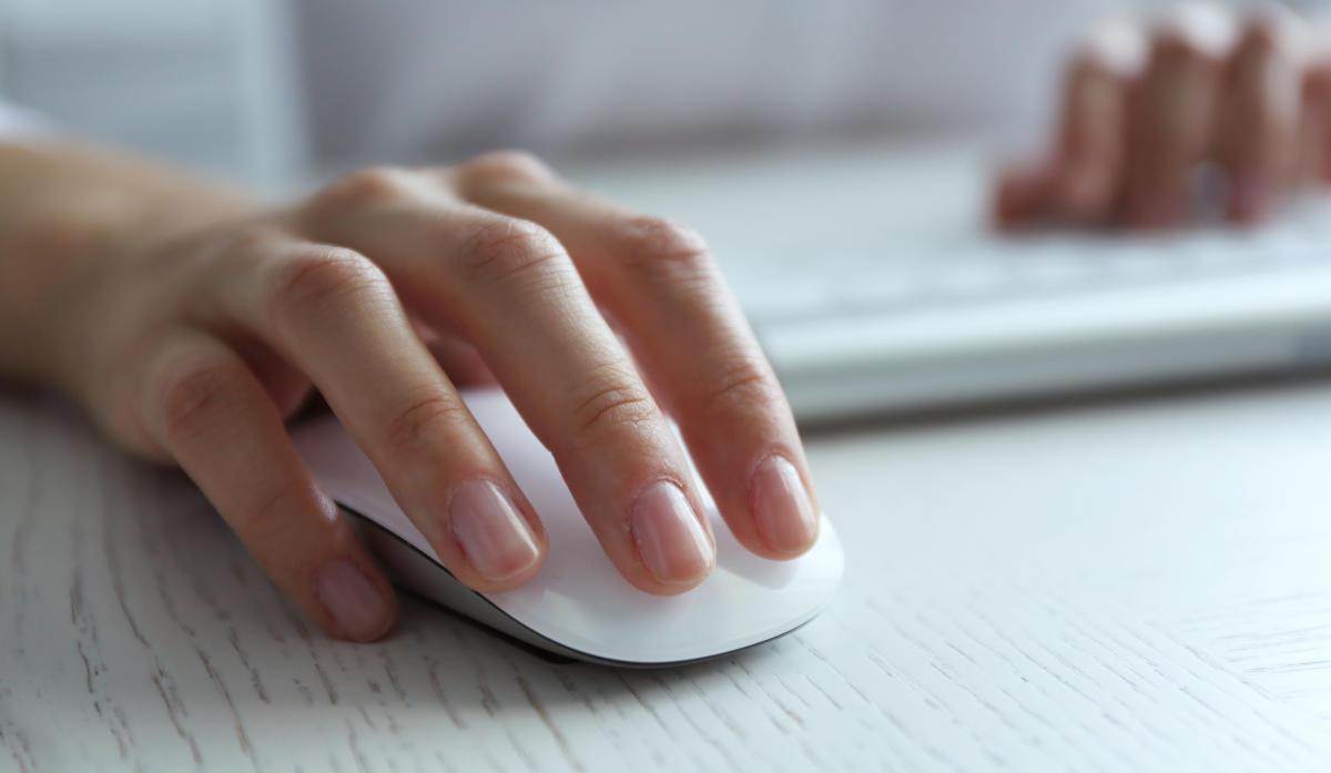Una persona utiliza un ratón de ordenador