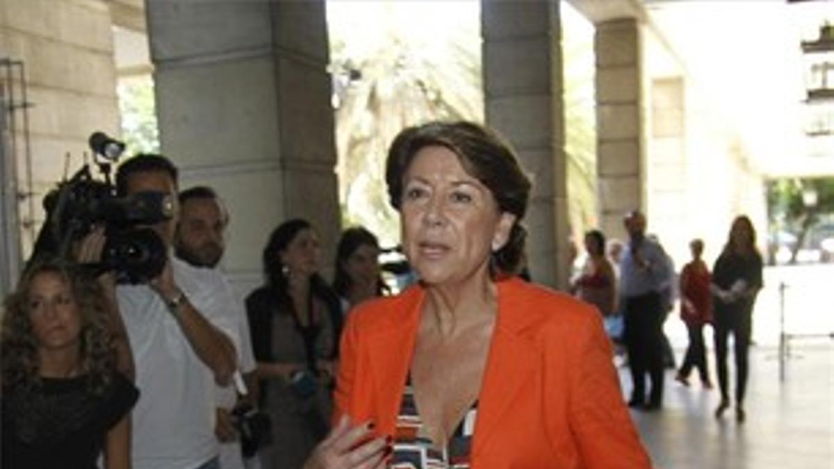 La exministra Magdalena Álvarez llega a los juzgados de Sevilla el pasado 8 de octubre