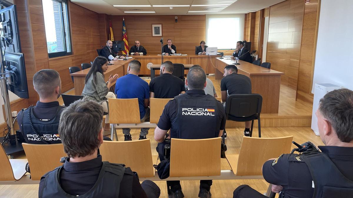 Los procesados, sentados ayer en el banquillo de los acusados de la Audiencia Provincial de Castellón.
