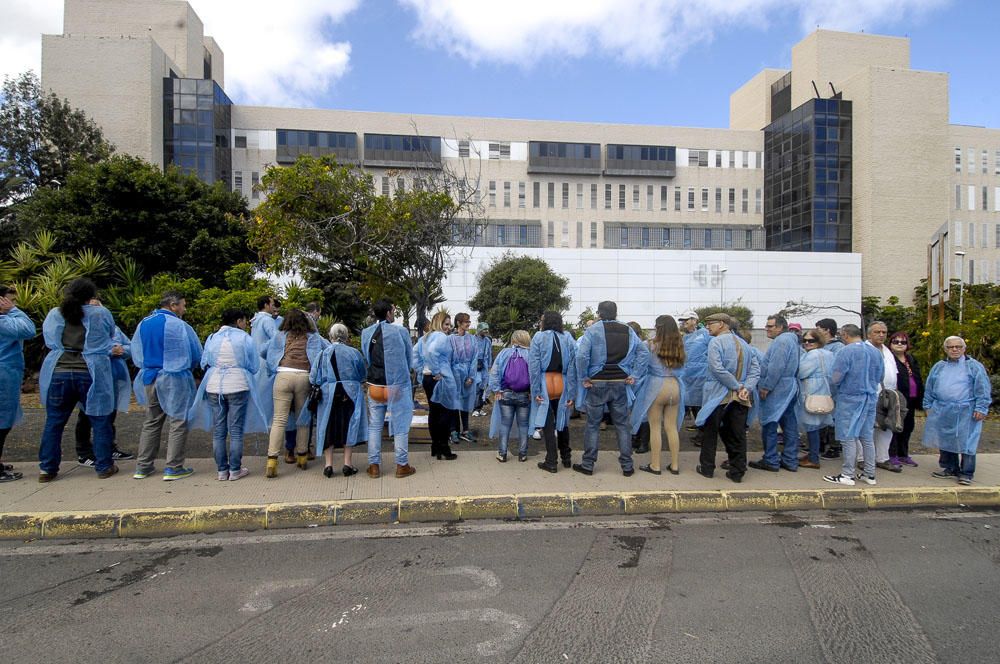 Concentración frente al Hospital Doctor Negrín en defensa de la sanidad pública