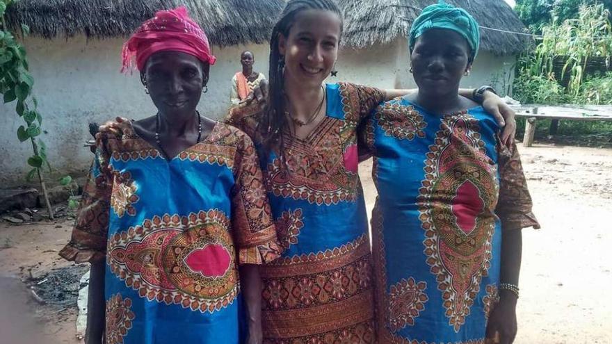 Amanda Barciela, entre dos de sus &#039;madres&#039; en Senegal, Mauro y Youa.