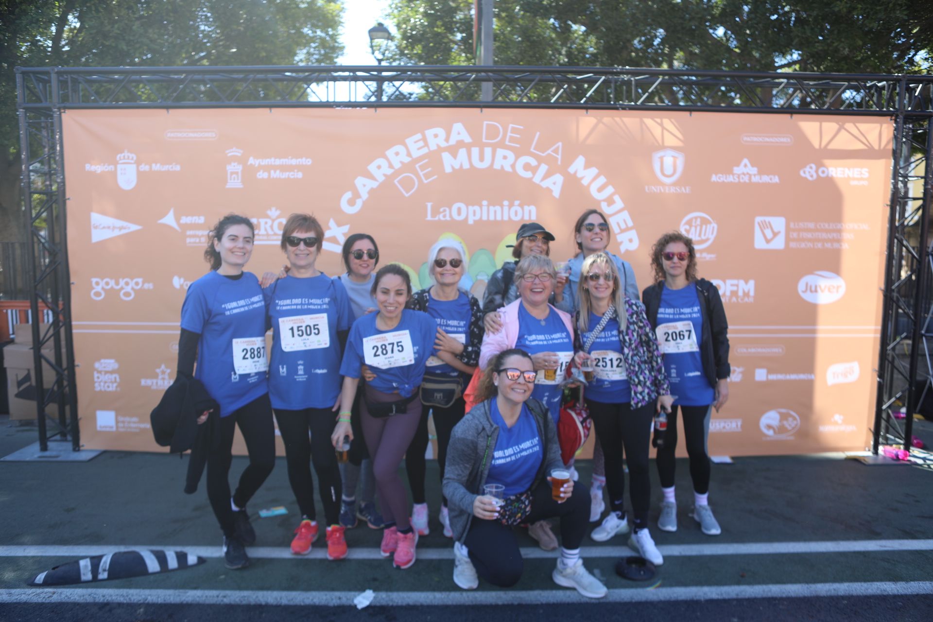 Las participantes posan en el photocall tras finalizar la Carrera de la mujer de Murcia