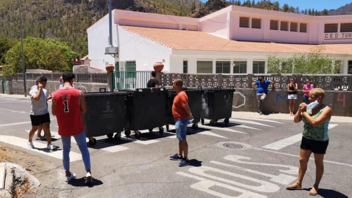 Vecinos de Canarias plantan barricadas para evitar la entrada de migrantes sospechosos de covid