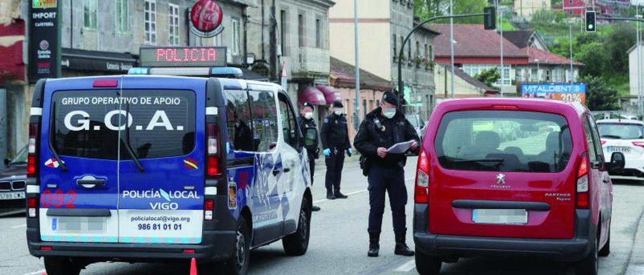 Un control policial en Vigo en época de pandemia.   // R. GROBAS