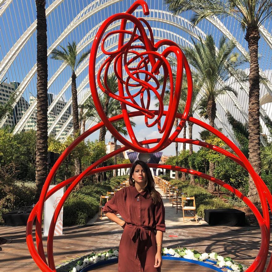 La artista, junto a la escultura que homenajea a las víctimas del Covid