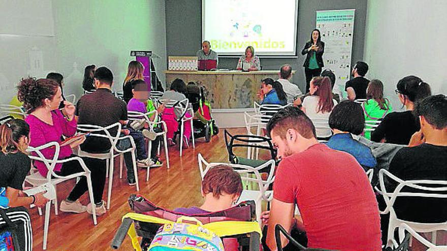 Presentan en la biblioteca pública un manual benéfico sobre la diversidad funcional