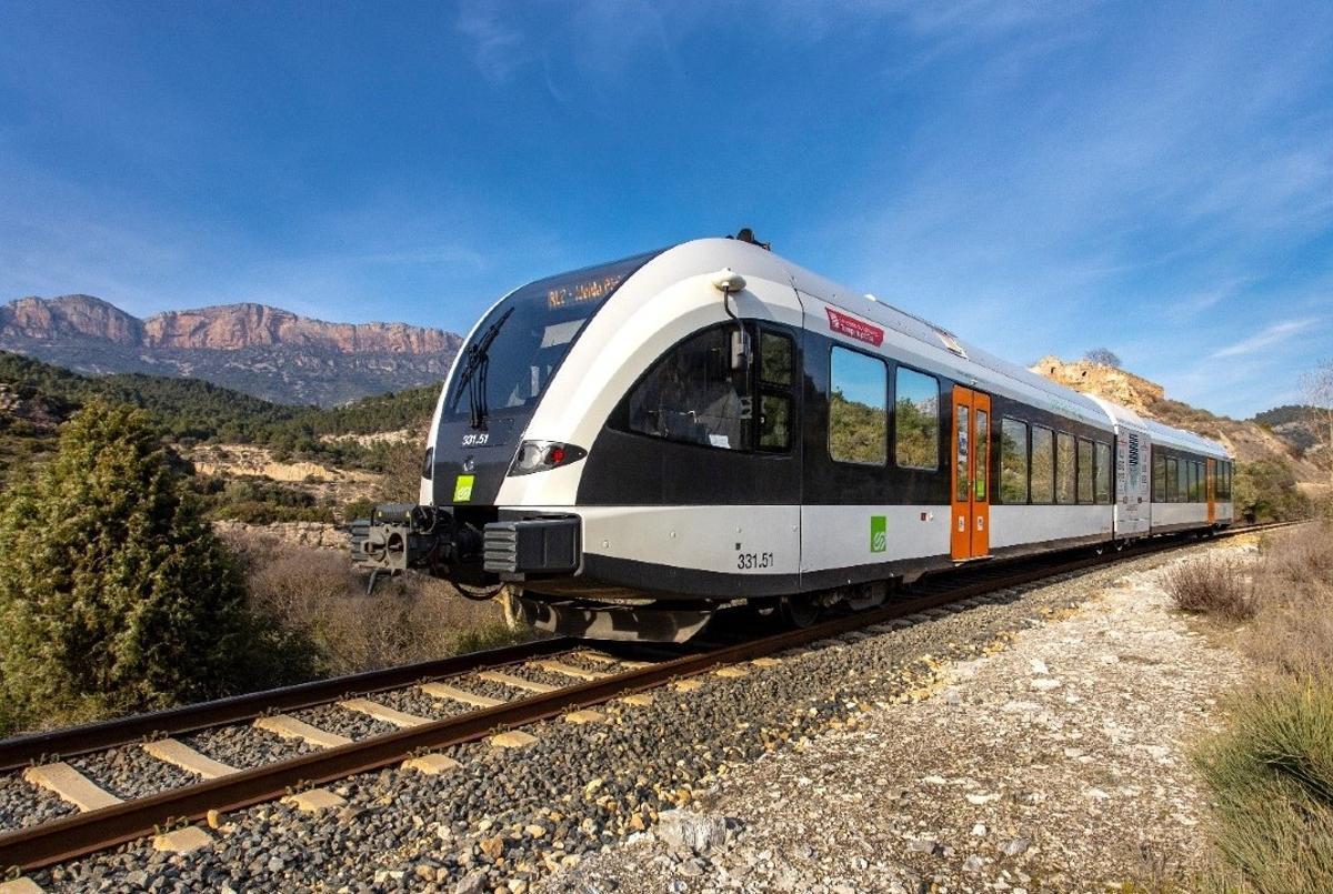 Un tren circulando entre Lleida y La Pobla.