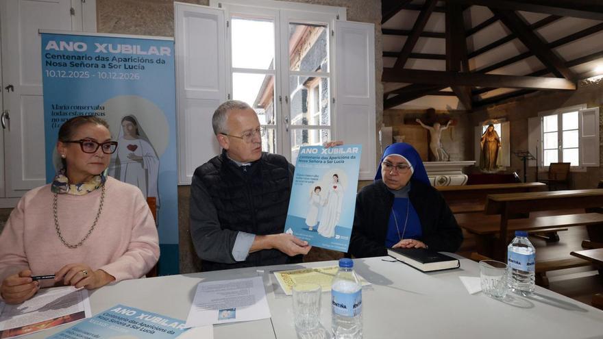 El capellán Javier Porro explica el cartel del Año Jubilar.