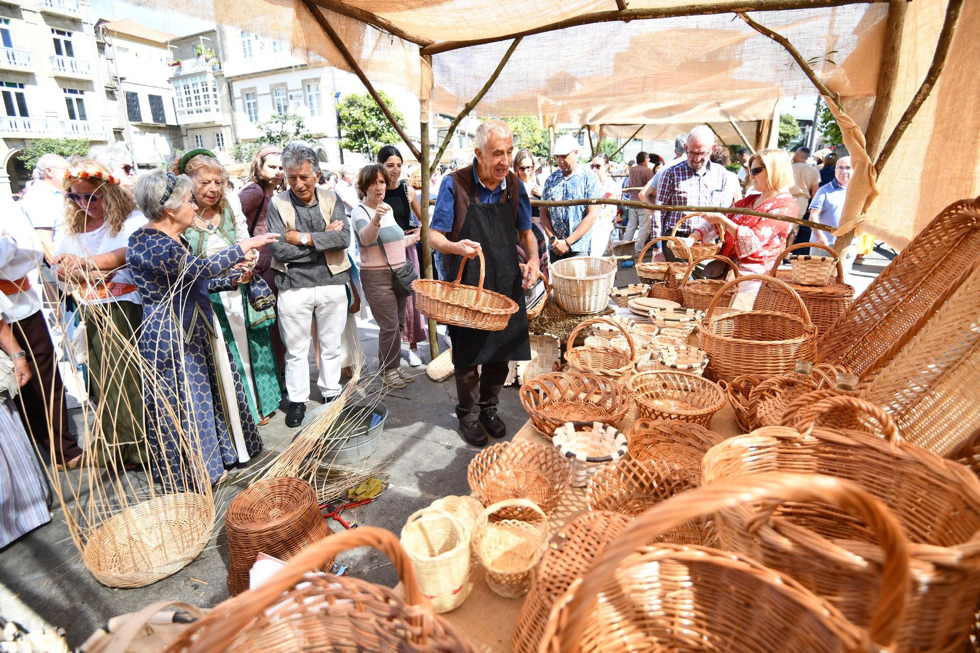 Cortesanos, bufones, damas y caballeros celebran el retorno de su señor: la Feira Franca anima Pontevedra