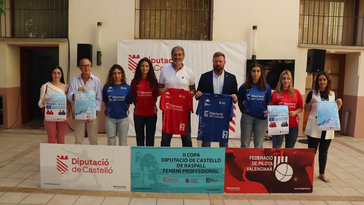 El diputat d'Esports de la Diputació de Castelló, amb les jugadores, l'adjunt a la presidència de la FPV, la representació municipal de Xilxes i el CP Castelló.