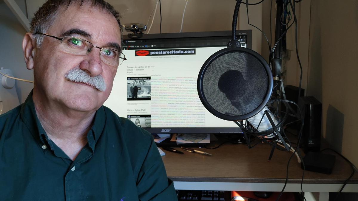 Tomás Galindo en su estudio, donde graba los poemas para Poesía recitada.