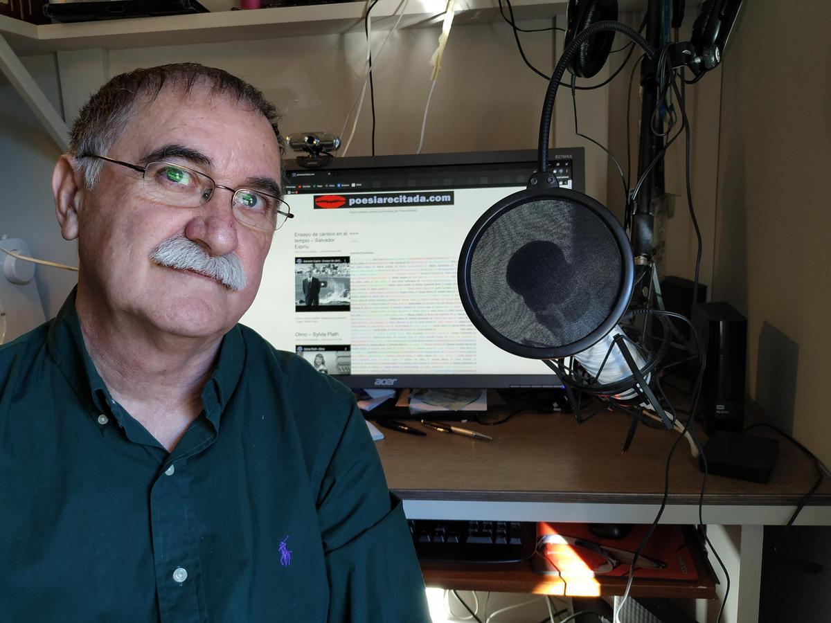 Tomás Galindo en su estudio, donde graba los poemas para Poesía recitada.