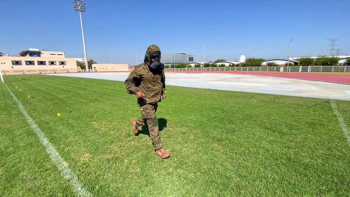 Un soldado durante las pruebas con el traje en el campus de la Politècnica
