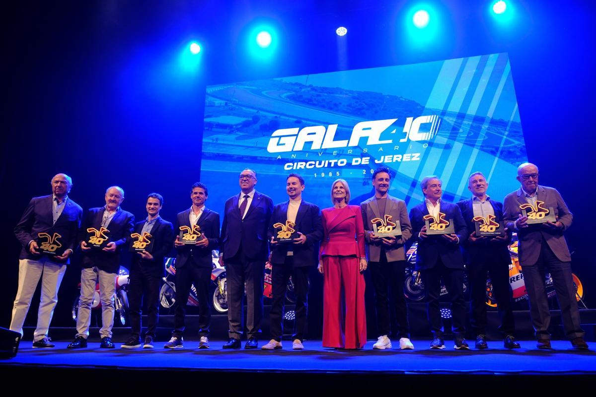 Jorge Lorenzo, en el centro con el resto de deportista premiados en la gala de Jerez