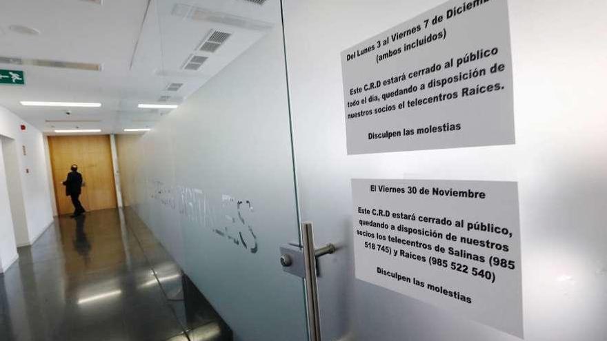 El acceso al telecentro de Piedras Blancas, con los carteles que anuncian su cierre temporal.