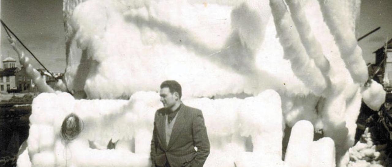 Piay en el bacaladero &quot;Gestoso Chicha&quot; en 1964 cubierto de hielo, descargando en Terranova . // Archivo familiar