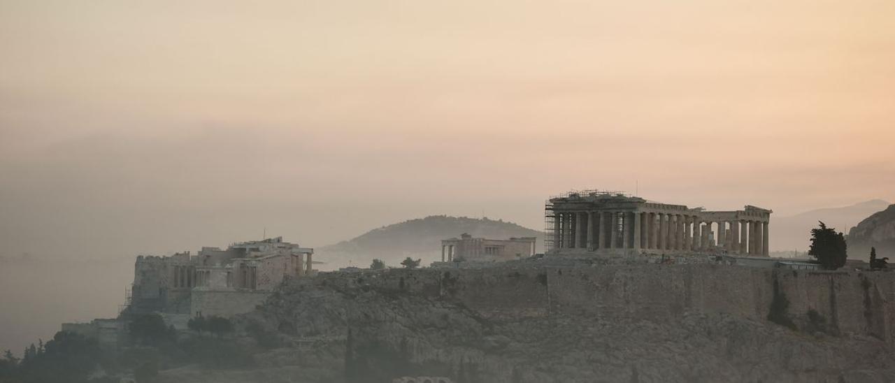 La Acrópolis y el centro de Atenas, rodeadas de humo, debido a los fuegos que arden a los pies del monte Parnés, 30 kilómetros al norte e Atenas. /