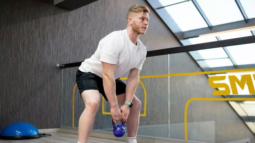 Si buscas unos glúteos firmes y un abdomen plano: di sí a esta rutina con kettlebell