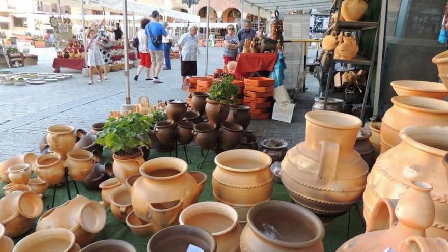 Algunos de los puestos de la Feria de la Cerámica.