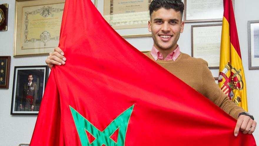 Moha posa para este diario en el Consulado de Marruecos en Alicante