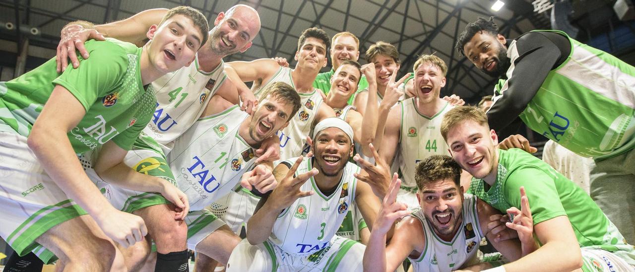 Los jugadores del TAU Castelló celebran una de sus últimas victorias cosechadas en el Ciutat ante su afición.