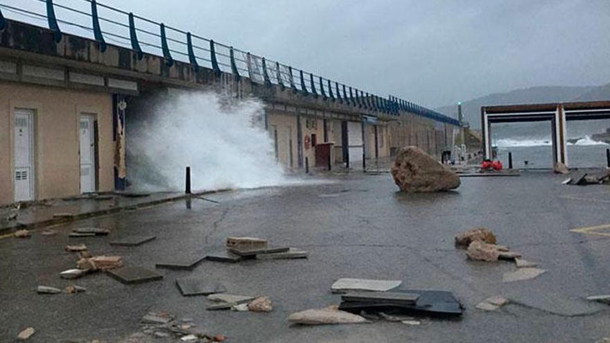 El temporal rompe el dique de Cala Rajada