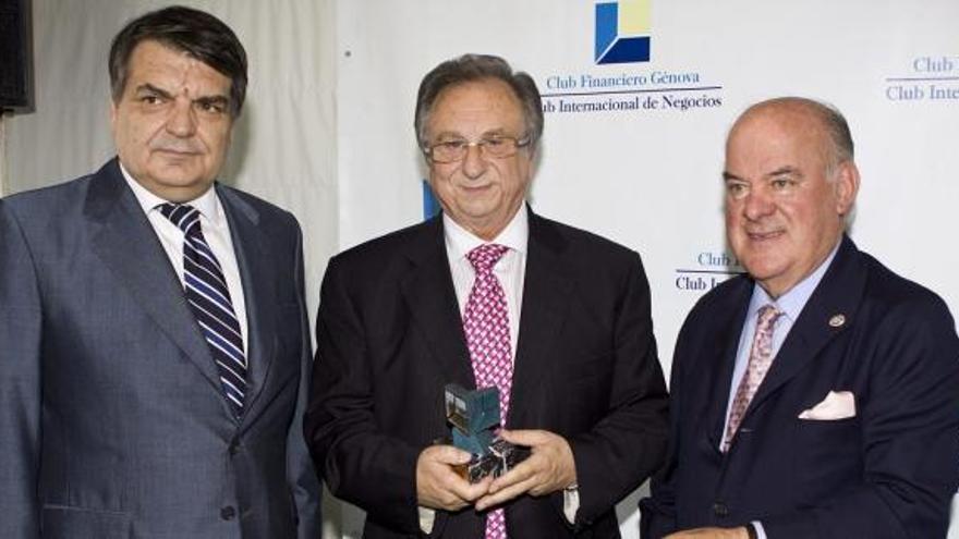 Tomás Fuertes (c) junto a Juan Antonio Sagardoy y Jesús Galera