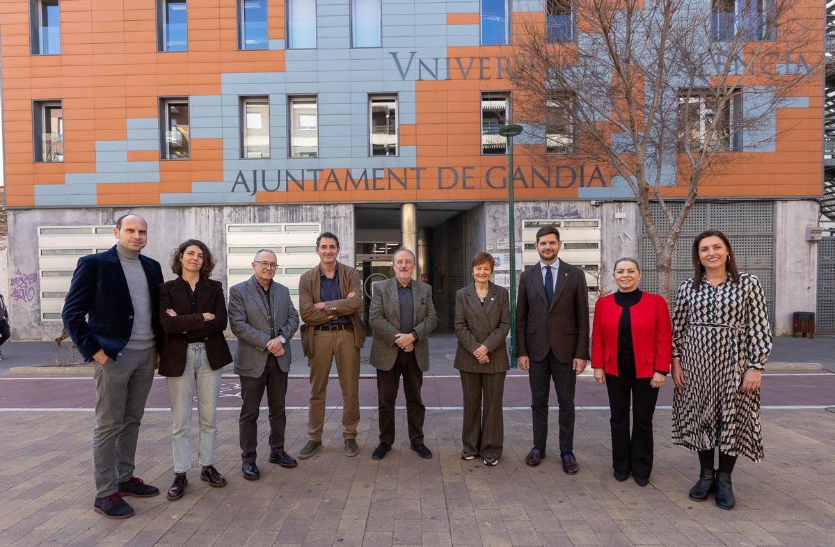 El alcalde y las concejalas Moncho y Sapena con la rectora y el equipo directivo del CIG-UV.