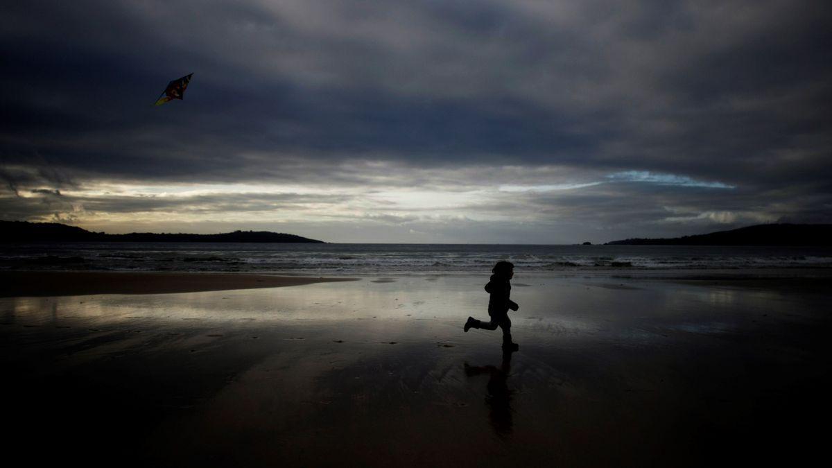 Un niño con una cometa en la playa de Ber, en Pontedeume.
