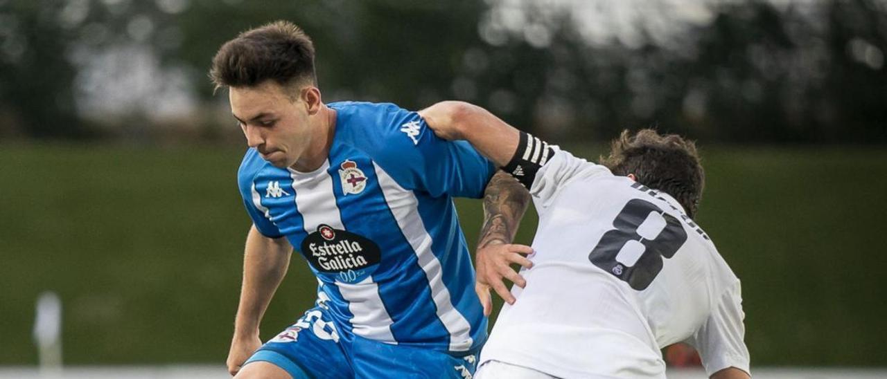 Max Svensson protege el balón ayer en Valdebebas. |  // LOF