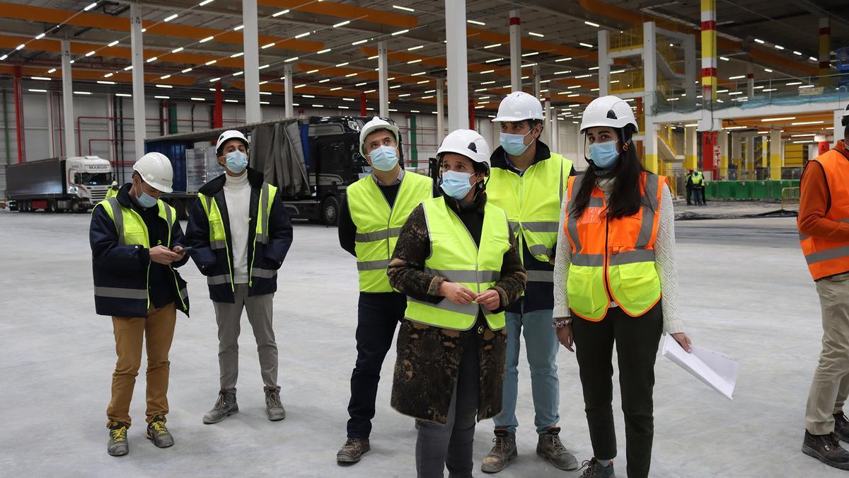 La alcaldesa, Carmina Ballester, en una visita al futuro almacén de Amazon.