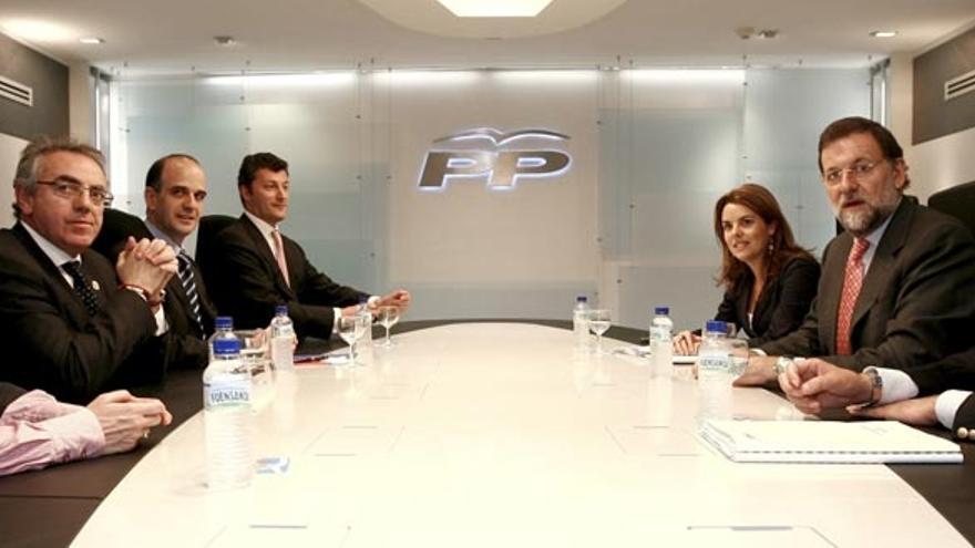 Rajoy y Soraya Sáenz de Santamaría, en la reunión con Miguel Sanz y otros miembros de UPN.