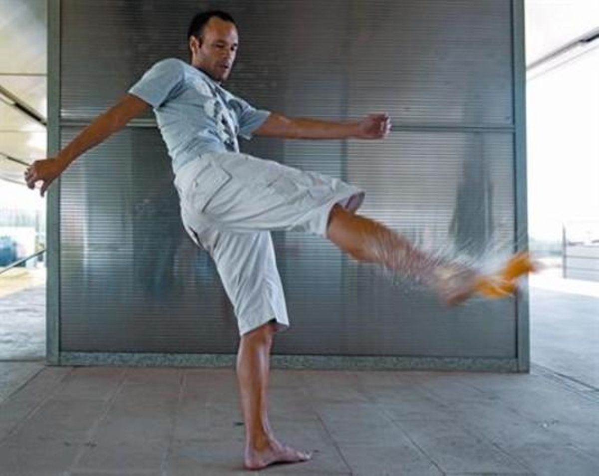 Iniesta recrea el seu gol al Mundial de futbol rebentant una taronja, a la ciutat esportiva del Barça Iniesta recrea el seu gol al Mundial de futbol rebentant una taronja, a la ciutat esportiva del Barça