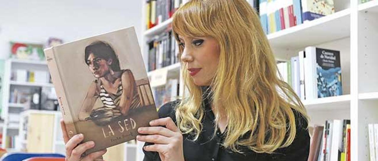 Paula Bonet, con un ejemplar de su último libro, ´La sed´.