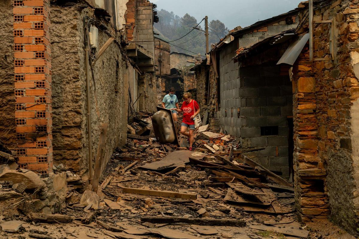 El incendio redujo la aldea de San Vicente a escombros.