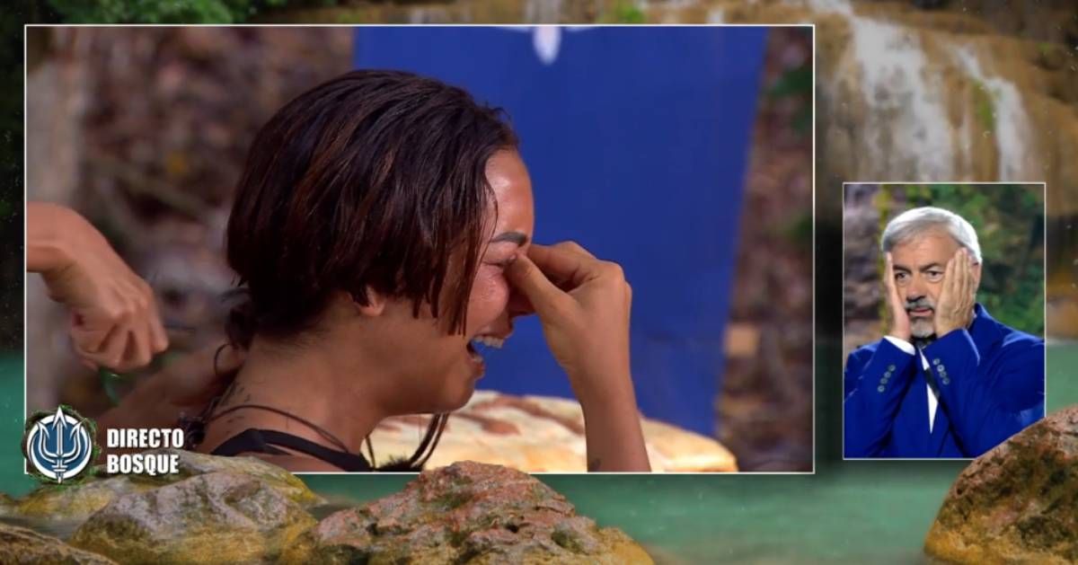 Anita, desolada después de aceptar cortarse el pelo para habla con su hijo