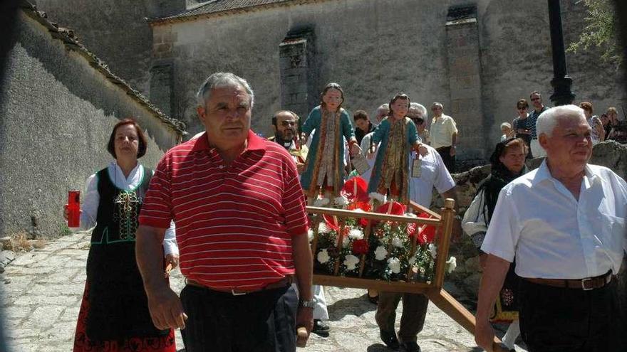 Procesión de los santos Justo y Pastor por el entorno de la iglesia de Cerezal de Aliste.