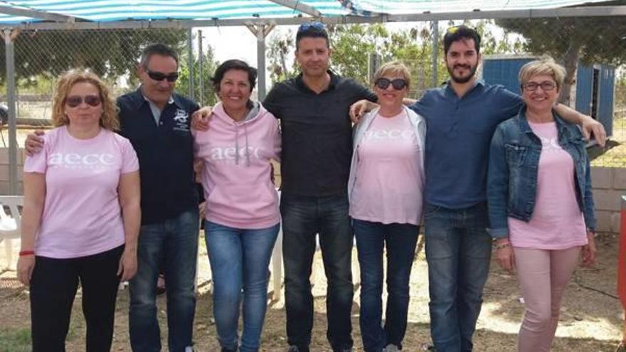 Autoridades y miembros de AECC durante el certamen.